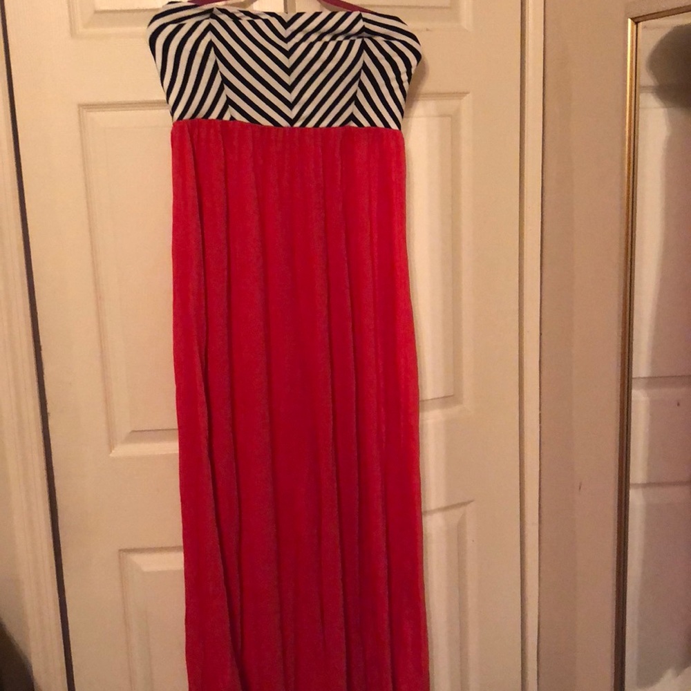 Long maxi dress. Sleeveless. Black white and red